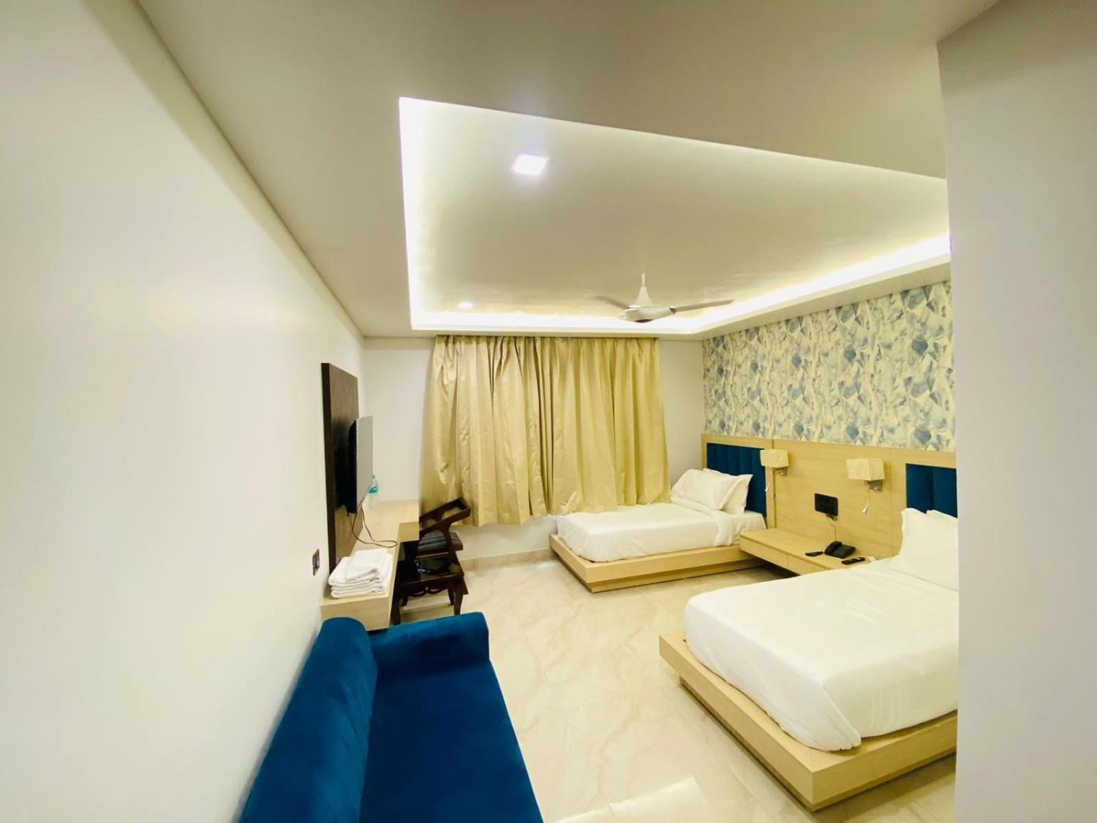 Hotel Holiday Grand Greater Noida Exterior foto