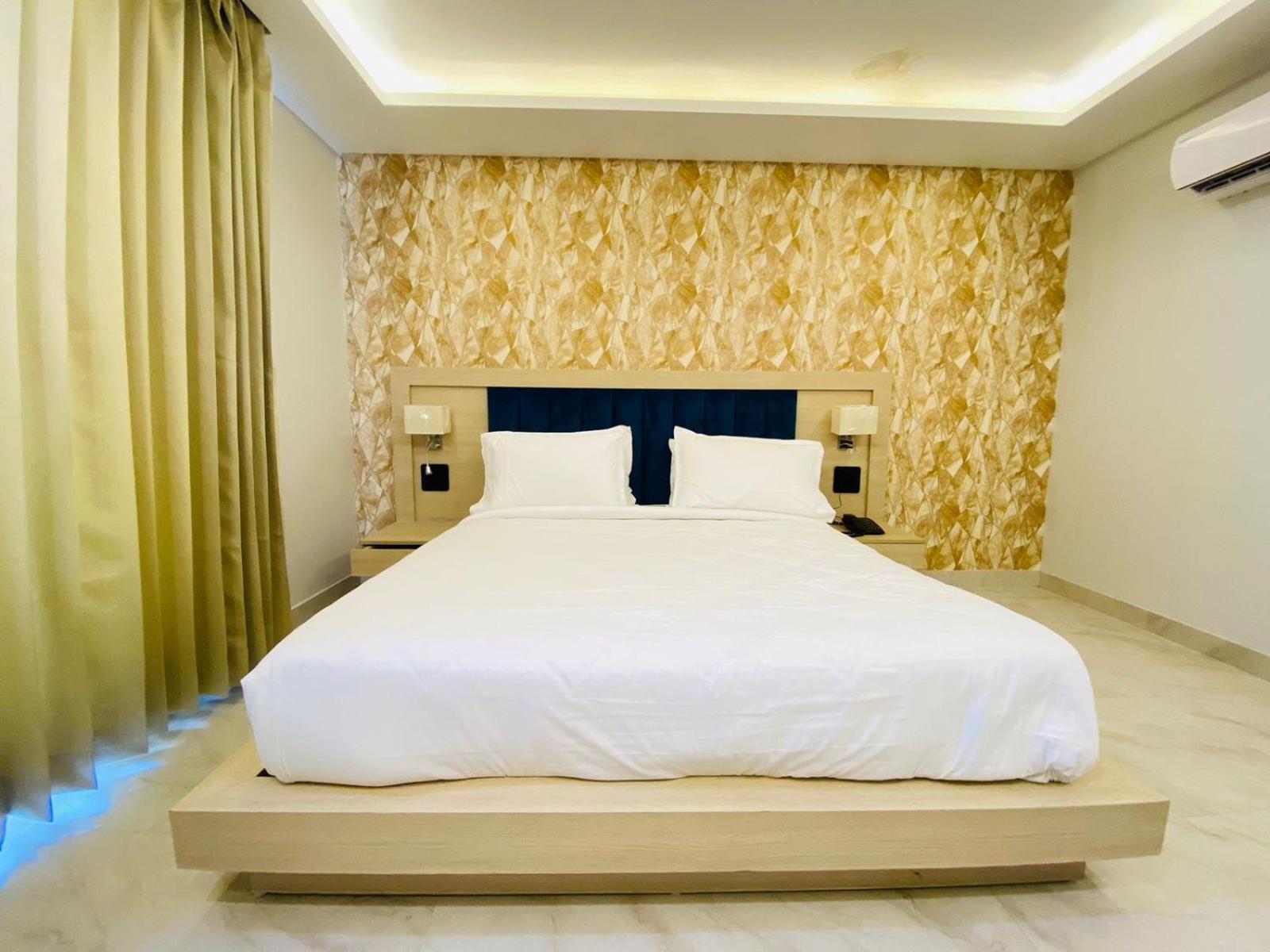 Hotel Holiday Grand Greater Noida Exterior foto
